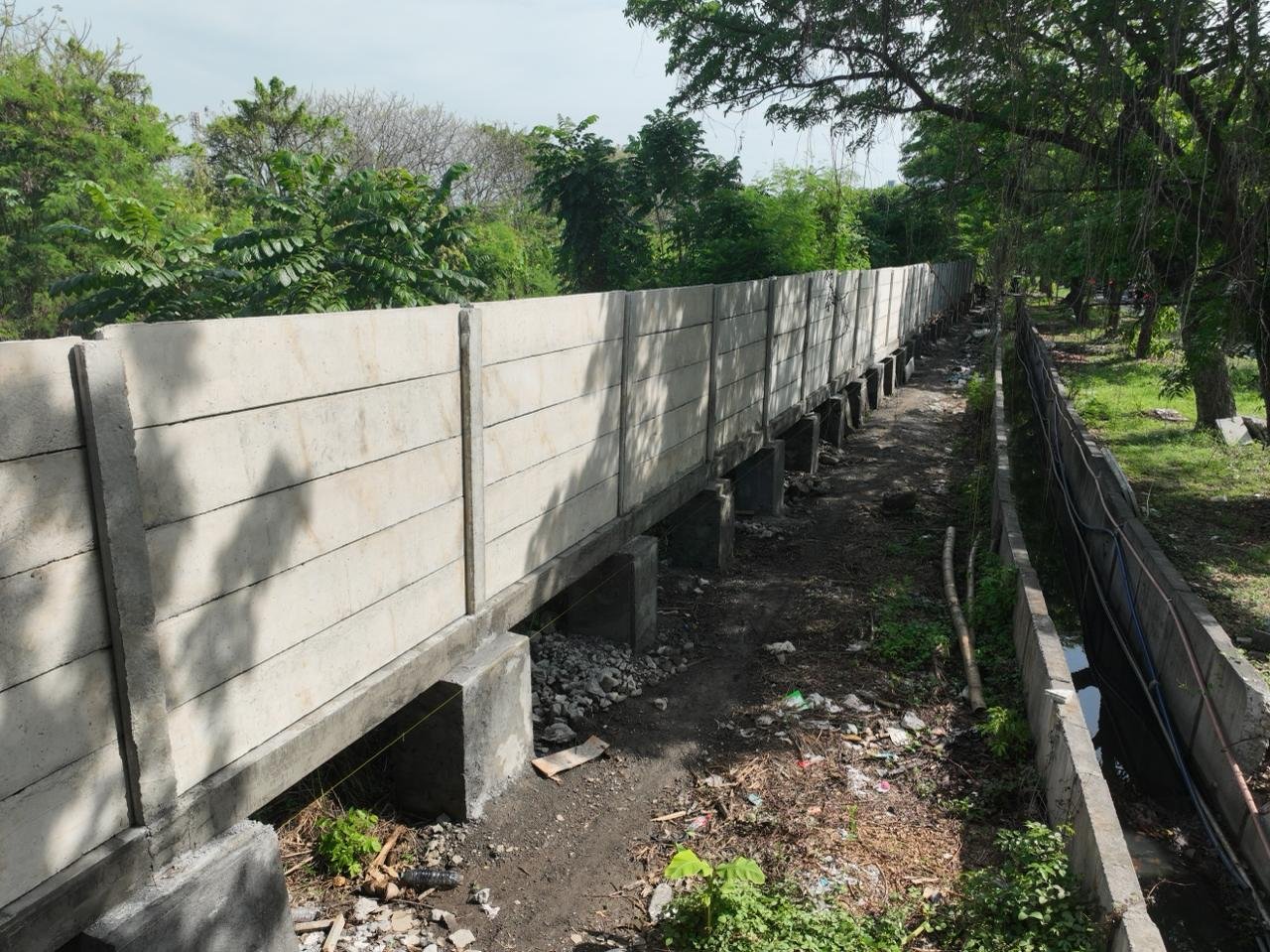 Proses Pemasangan Pagar Panel Beton PT Bumindo Sakti